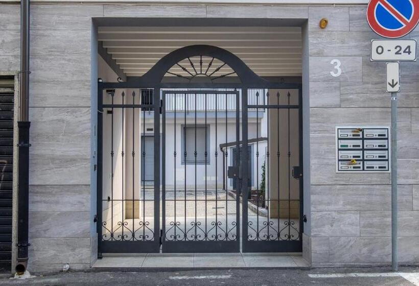اتاق لوکس, Home