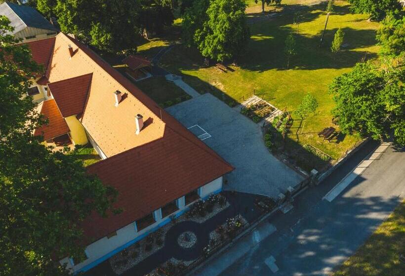 Номер Стандарт, Tolnay Kúria és Vendégház