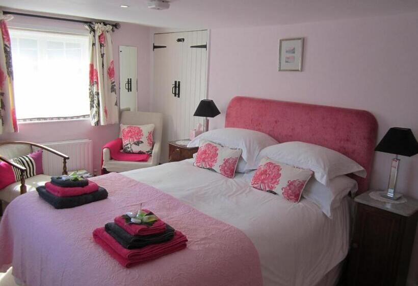 اتاق لوکس با تخت بزرگ, Vine Cottage
