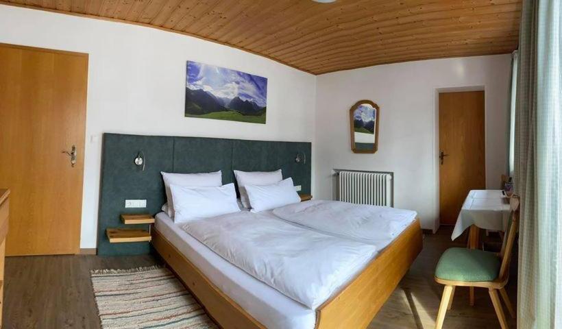 اتاق استاندارد با بالکن, Frühstückspension Gästehaus Zum Weissen Rössl