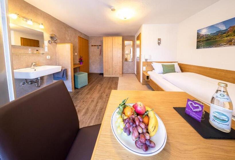 اتاق استاندارد یک تخته با بالکن, Frühstückspension Gästehaus Zum Weissen Rössl