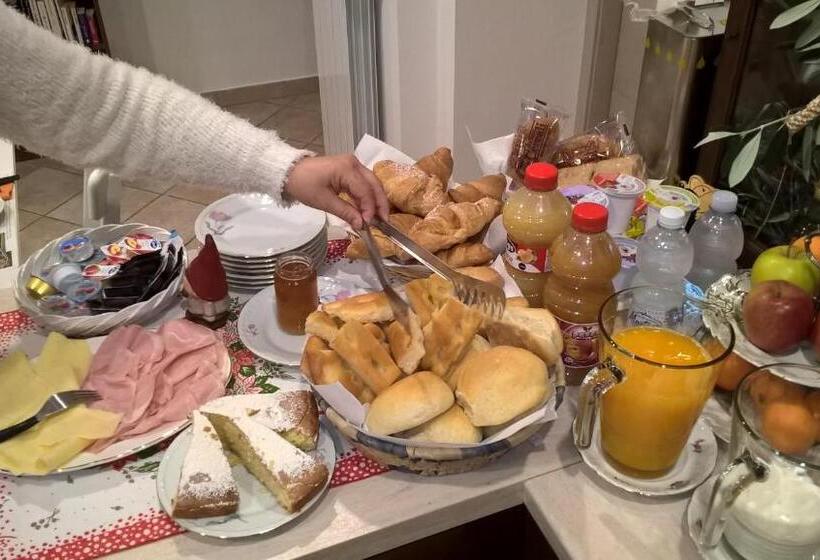 اتاق لوکس با تخت بزرگ, B&b Elfo Degli Ulivi
