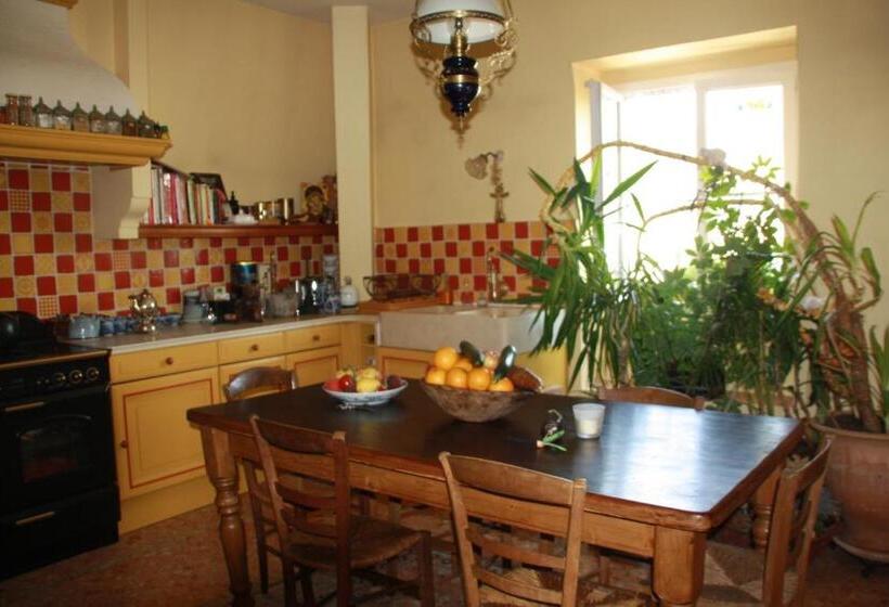 اتاق لوکس یک تخته, La Maison Bleue