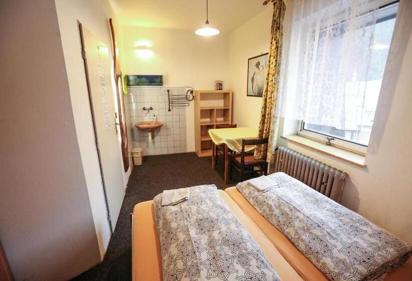 اتاق استاندارد با سرویس بهداشتی مشترک, Hostel Klondike
