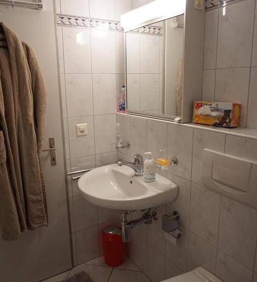 Quarto Estandar para Deficientes Físicos, Happiness