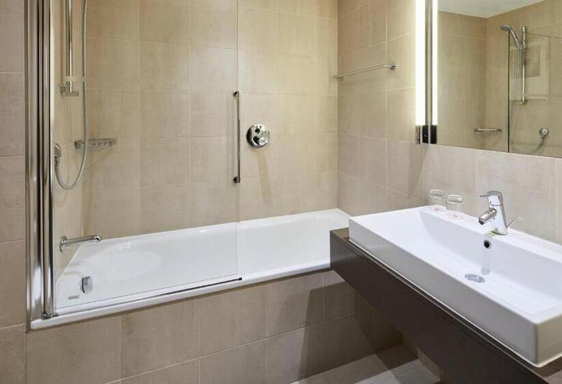 Номер Superior, Lingfield Park Marriott Hotel & Country Club