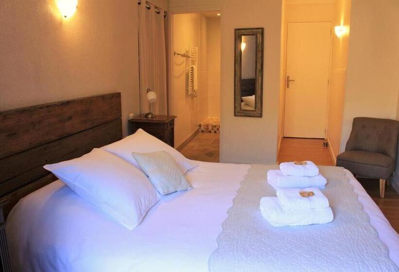 Номер Deluxe с Балконом, L Auberge De Montpezat