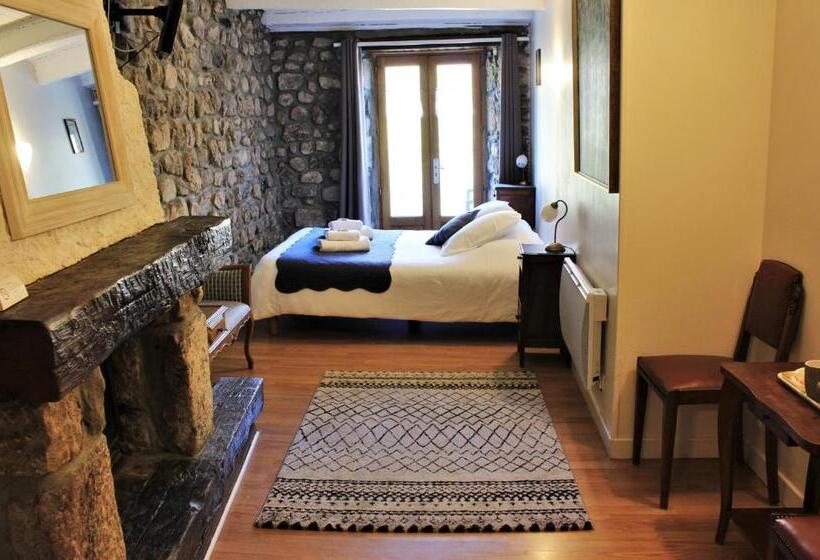 Номер Deluxe с Балконом, L Auberge De Montpezat