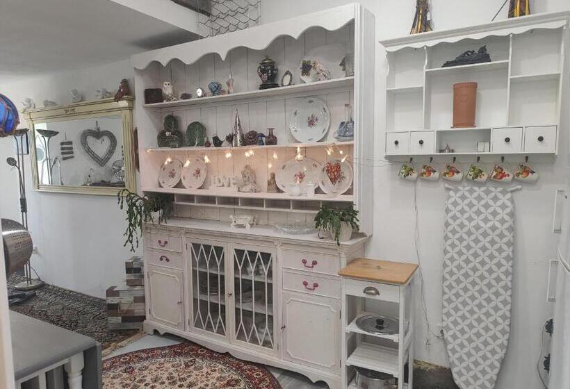 Дом 1 Спальня, Wisteria House