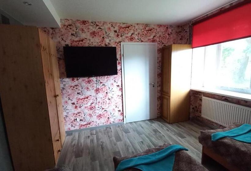آپارتمان 1 خوابه همکف, The Bunker Hostel
