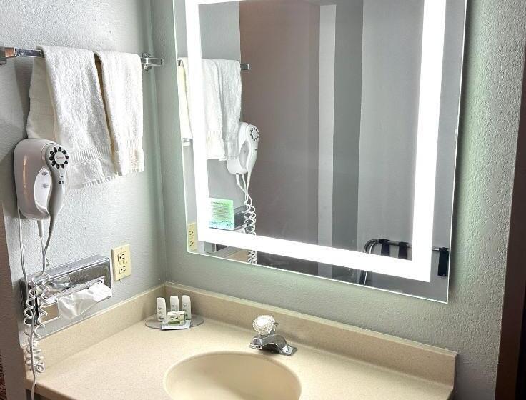 带大床的标准间, Americinn & Suites By Wyndham Baraboo Event Center