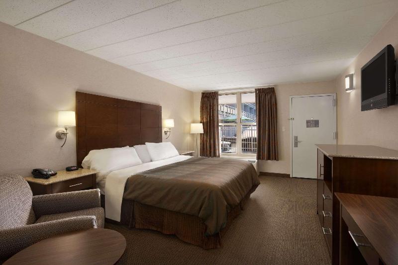 キングサイズベッドのスタンダードルーム, Ramada By Wyndham Rockville Centre