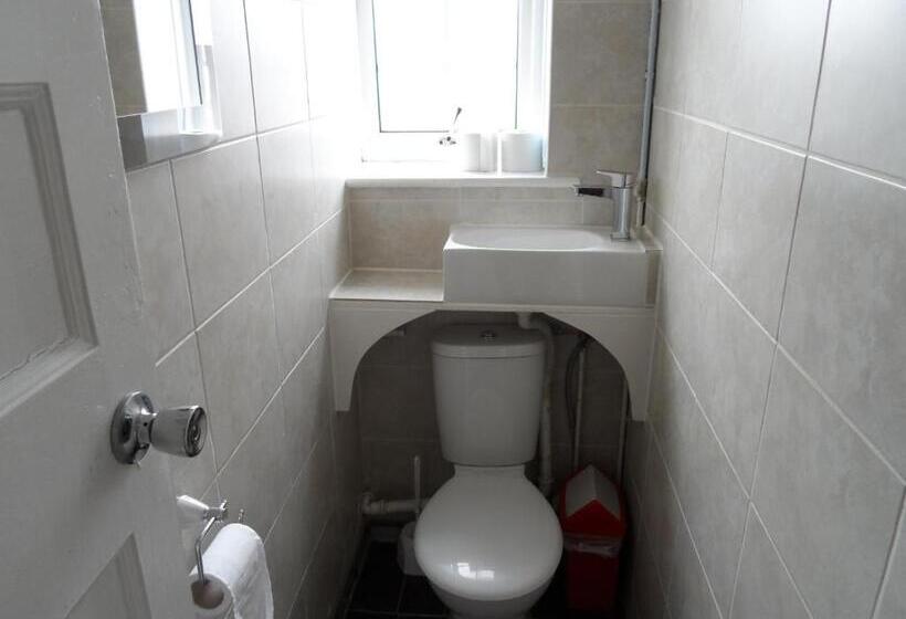 Кровать в Общей Комнате, Compton Guest House