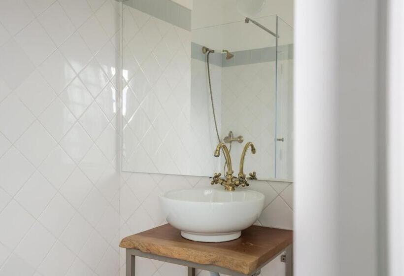Quarto Deluxe com Sacada, Sandhi House  Yoga & Wellness