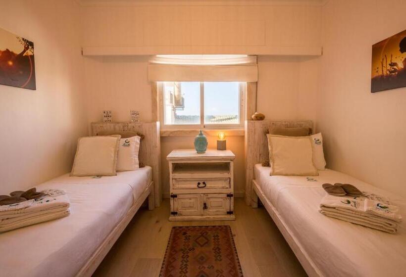 Quarto Estandar, Sandhi House  Yoga & Wellness