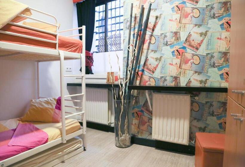 اتاق استاندارد با سرویس بهداشتی مشترک, Hostels Meetingpoint