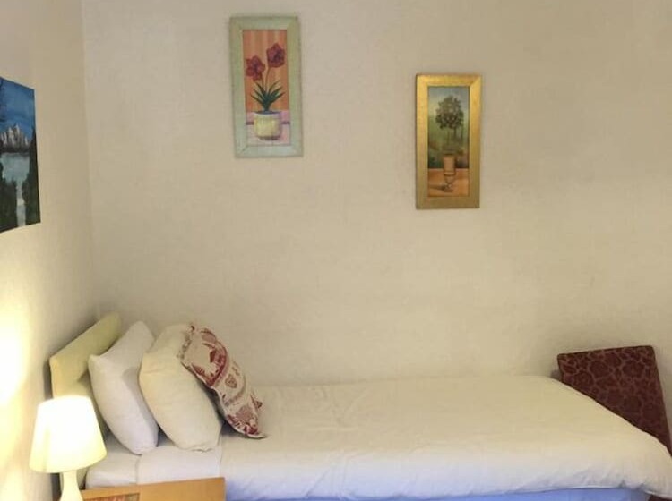 اتاق خانوادگی با چشم‌انداز کوه, Dragon Bed And Breakfast