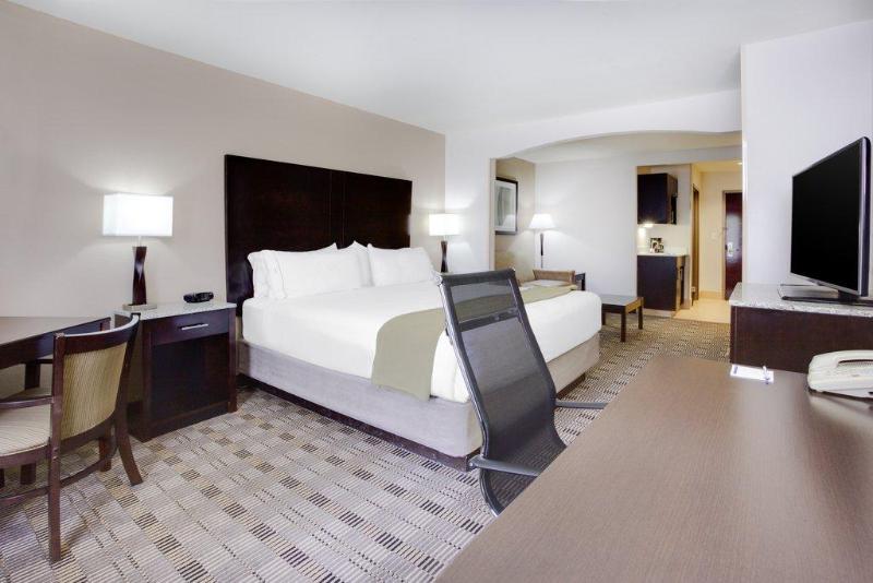 Номер Стандарт Кровать Кинг Адаптированный для Инвалидов, Holiday Inn Express Hotel & Suites Mebane, An Ihg