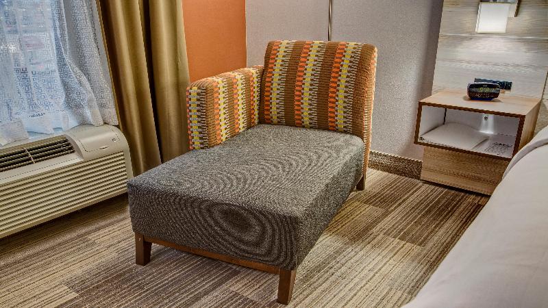 מיטת קינג בסוויטה, Holiday Inn Express Hotel & Suites London, An Ihg