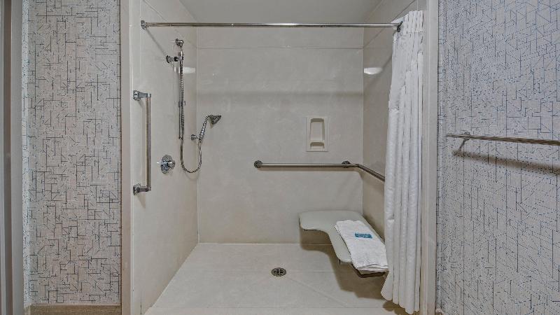 מיטת קינג בסוויטה, Holiday Inn Express Hotel & Suites London, An Ihg