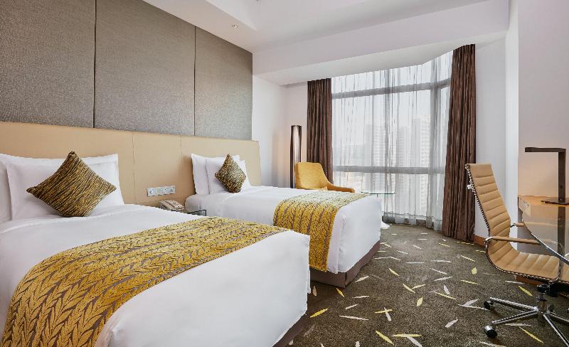 اتاق استاندارد با چشم‌انداز استخر, Crowne Plaza Zhongshan Wing On City, An Ihg