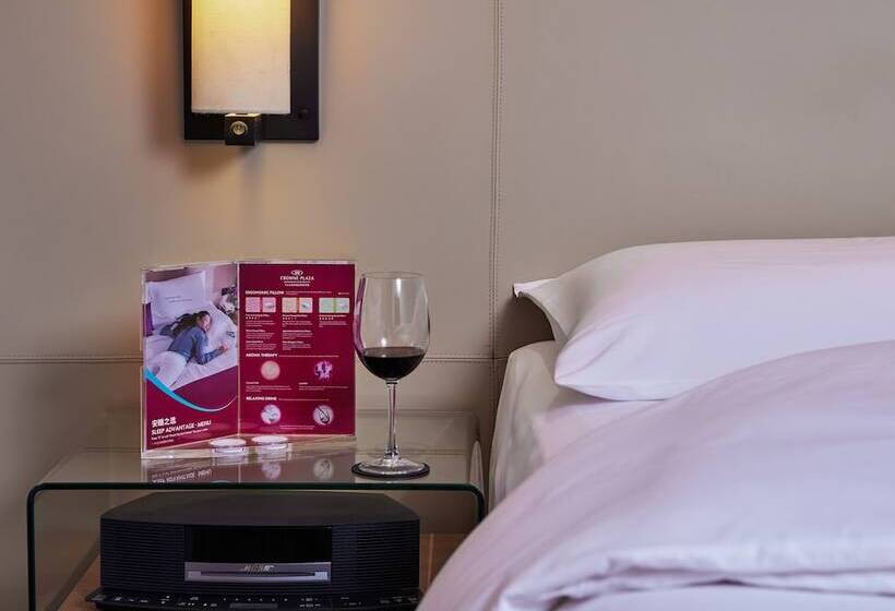 اتاق استاندارد با چشم‌انداز استخر, Crowne Plaza Zhongshan Wing On City, An Ihg