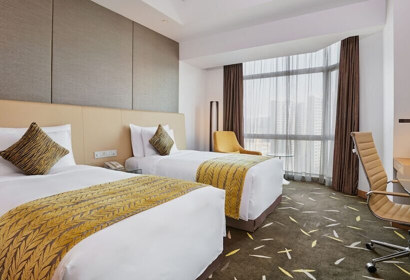 اتاق استاندارد با چشم‌انداز استخر, Crowne Plaza Zhongshan Wing On City, An Ihg