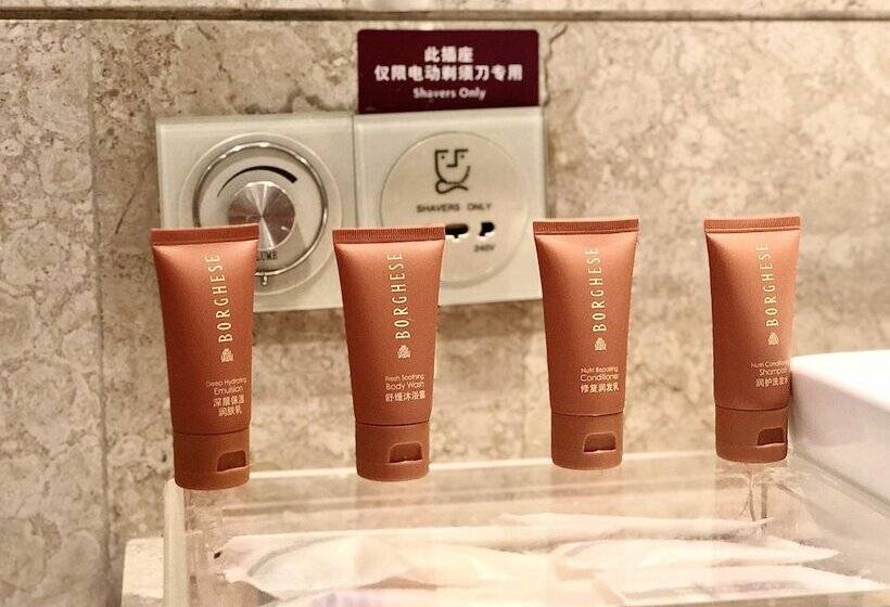 اتاق استاندارد با چشم‌انداز استخر, Crowne Plaza Zhongshan Wing On City, An Ihg