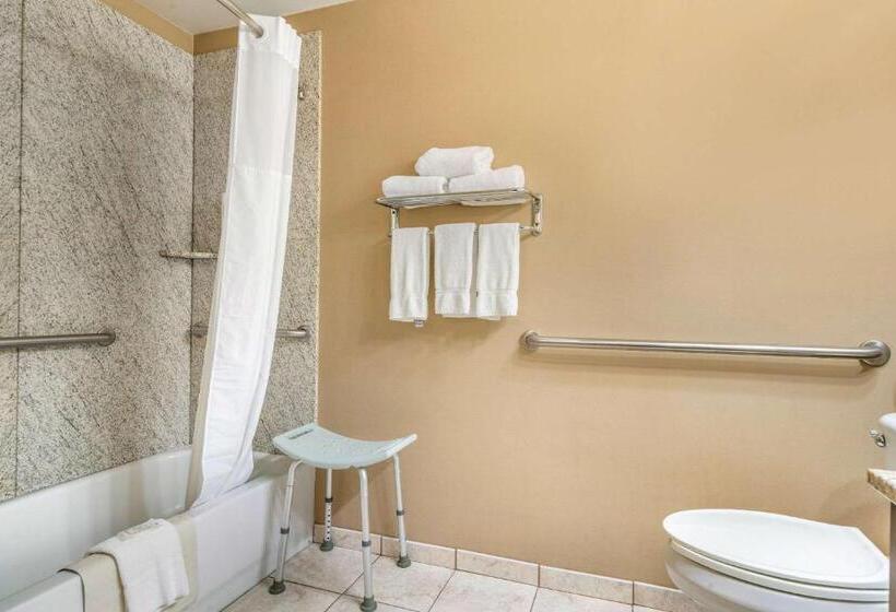 سوئیت برای معلولان, Clarion Pointe Medford