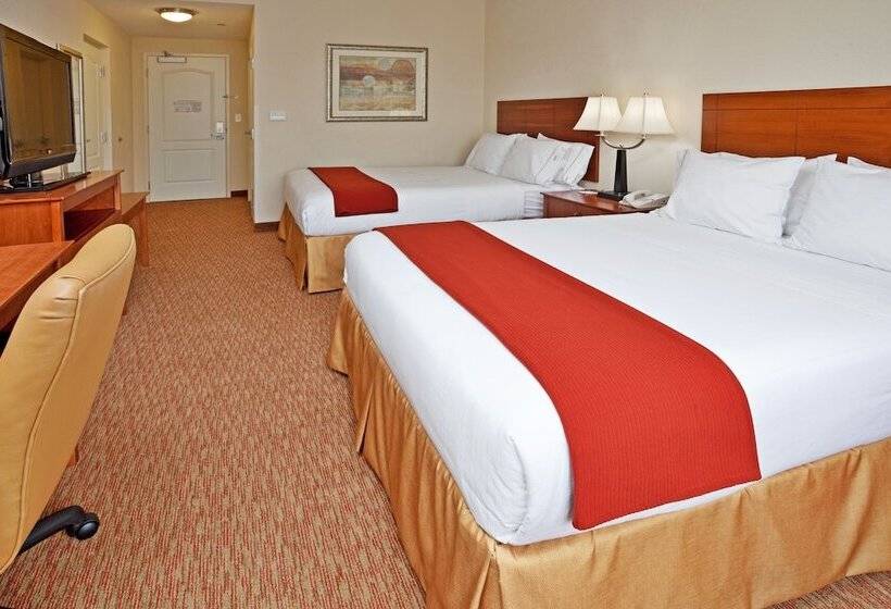 Номер Стандарт 2 Двуспальные Кровати, Holiday Inn Express Hotel & Suites Greensboro   Airport Area, An Ihg