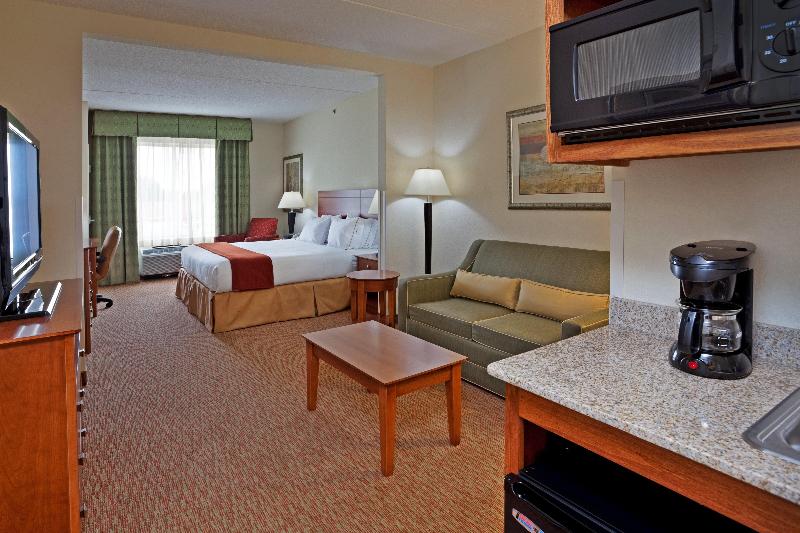 Люкс Кровать Кинг, Holiday Inn Express Hotel & Suites Greensboro   Airport Area, An Ihg