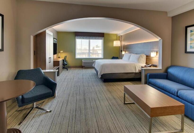 מיטת קינג בסוויטה, Holiday Inn Express Hotel & Suites Columbus Fort Benning, An Ihg