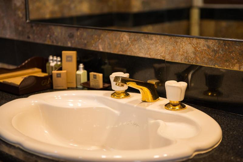 اتاق اجرایی با تخت بزرگ, Grand Saigon
