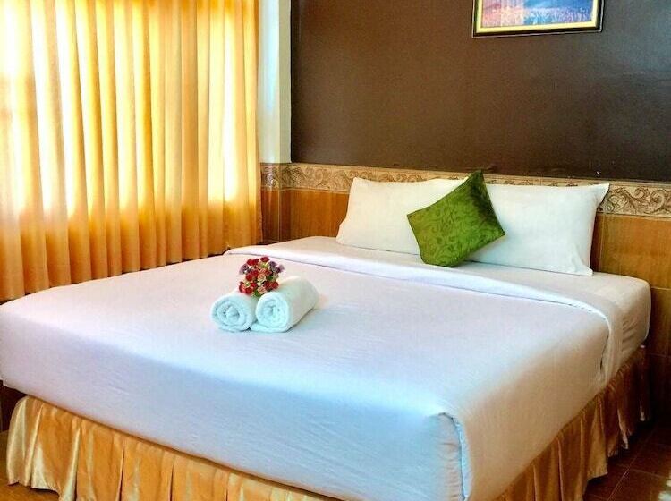 اتاق سوپریور, Suriwong Chumphon