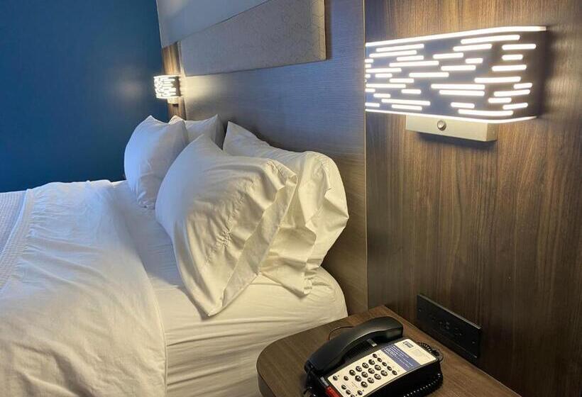 适合残疾人士使用的带超级大床的标准间, Holiday Inn Express Plymouth, An Ihg