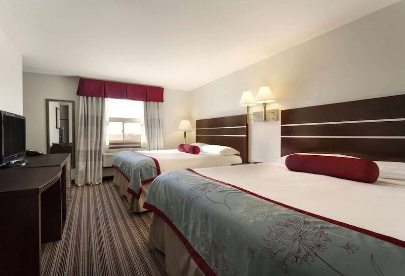 带2个双人床的标准工作室, Super 8 By Wyndham Saskatoon Near Downtown