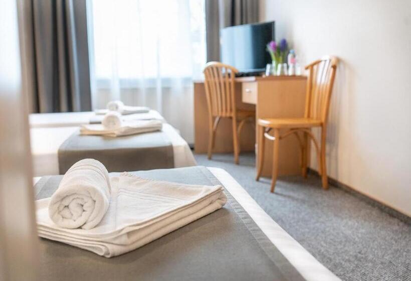 اتاق ساده سه‌ نفره, Aribė Hotel Klaipėda, Free Parking