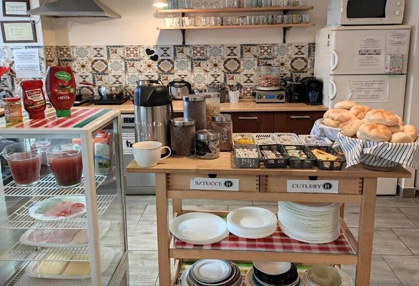 Кровать в Общей Комнате, Hostel Helvetia   Privates In City Center And Old Town