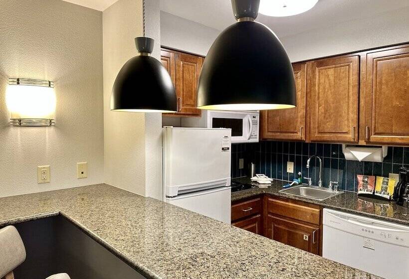 Люкс, Staybridge Suites Milwaukee West Oconomowoc, An Ihg