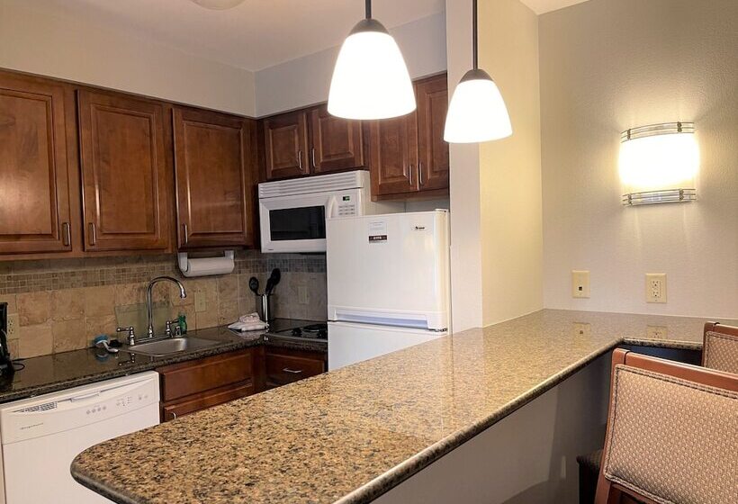Люкс, Staybridge Suites Milwaukee West Oconomowoc, An Ihg