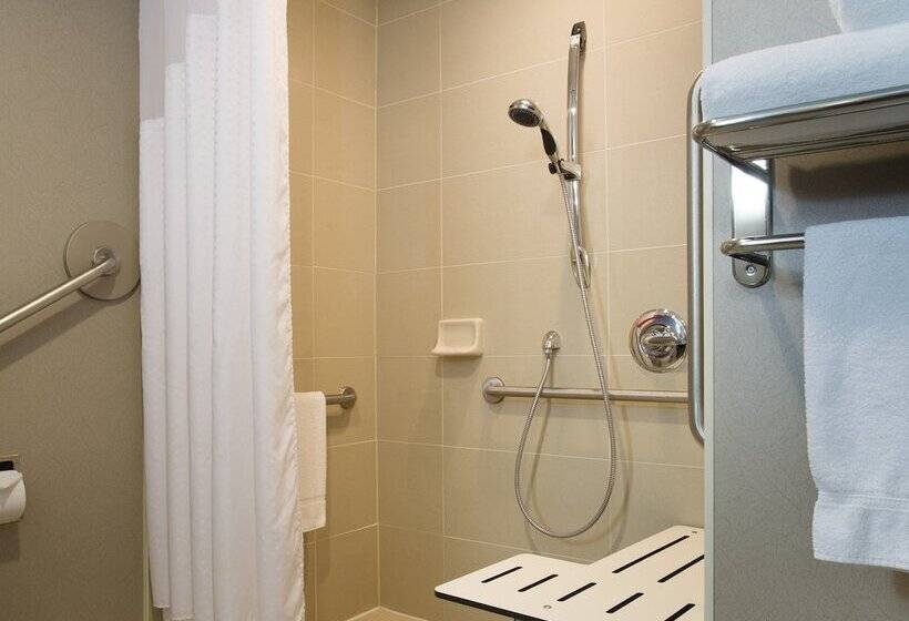 سوئیت برای معلولان, Holiday Inn Express & Suites Ottawa West   Nepean, An Ihg