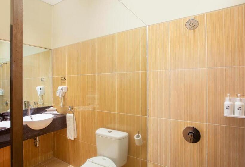 اتاق لوکس با چشم‌انداز استخر, Swiss Belhotel Kendari
