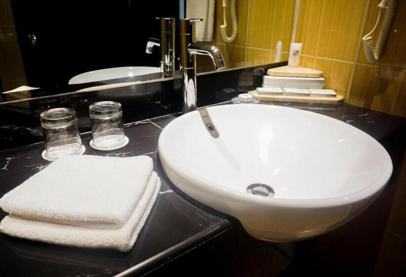 اتاق لوکس با چشم‌انداز استخر, Swiss Belhotel Kendari