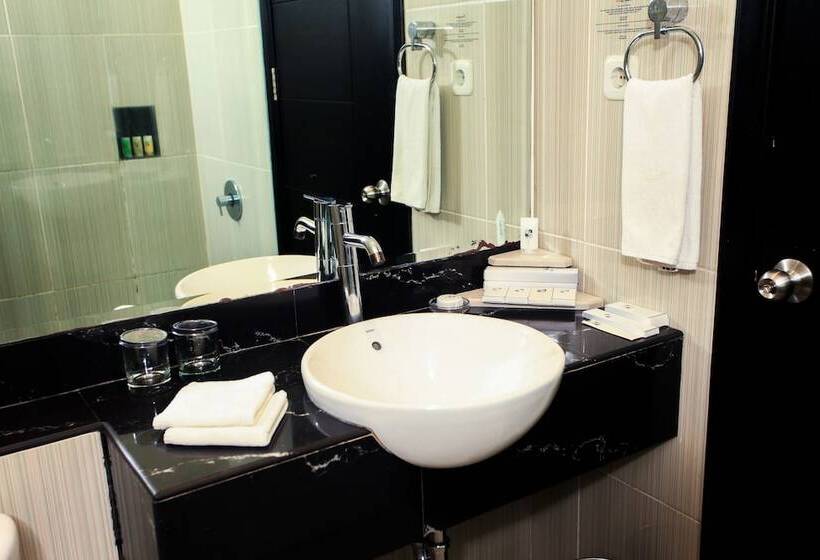 اتاق لوکس با چشم‌انداز استخر, Swiss Belhotel Kendari