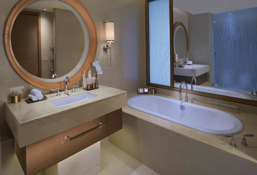 Номер Deluxe с Балконом, Anantara Eastern Mangroves Abu Dhabi