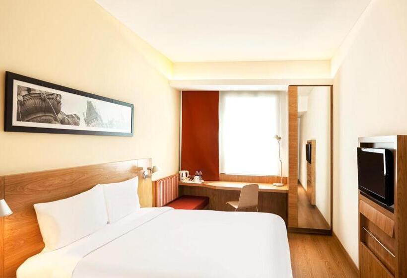 带特大床的标准间, Ibis Nashik   An Accor Brand