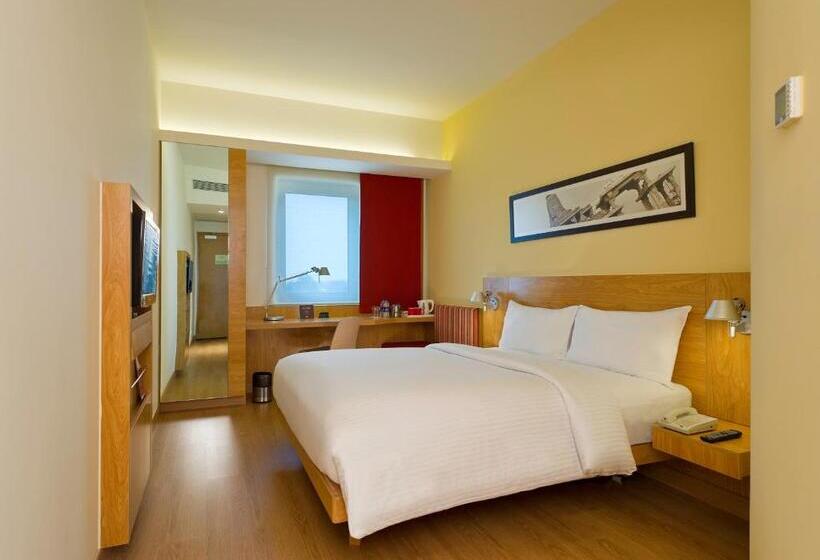 带特大床的标准间, Ibis Nashik   An Accor Brand