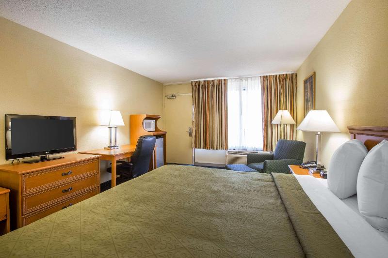 스탠다드 룸 킹사이즈 침대, Quality Inn Americus