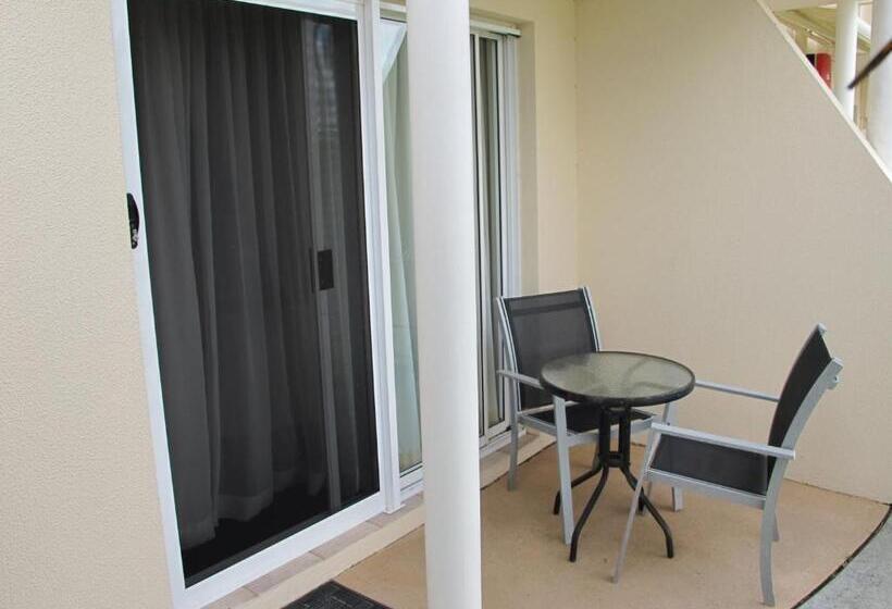 패밀리 스위트, Aston Hill Motor Lodge