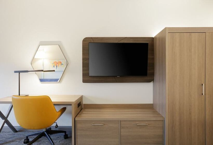 스위트, Holiday Inn Express Newton, An Ihg